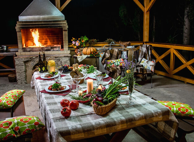 Ужин на террасе на семейном курорте «Береговой» в Алуште, Крым