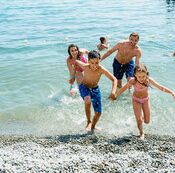 Дети на пляже семейного курорта «Береговой», Алушта