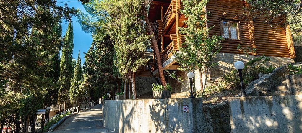 Майские праздники в Крыму – бассейн в семейном курорте «Береговой»
