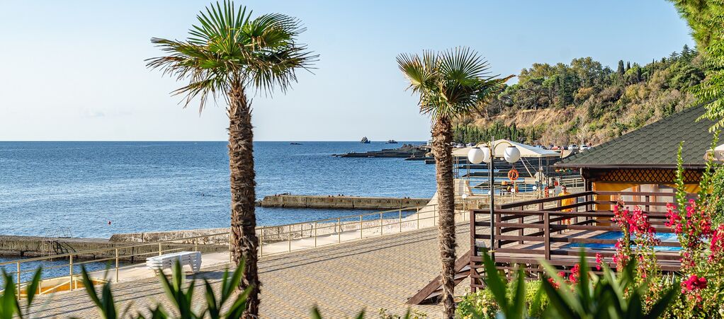 Бархатный сезон в Крыму на берегу моря в беседке