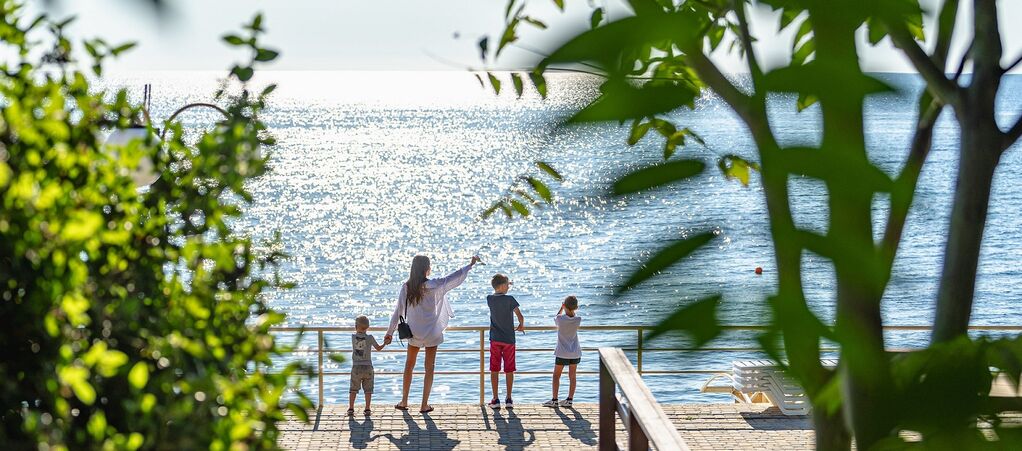 Семья на берегу моря на отдыхе в Крыму «все включено»