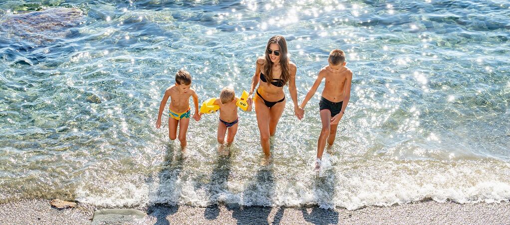 Мама и дочь на отдыхе в Крыму летом на море в семейном курорте «Береговой»