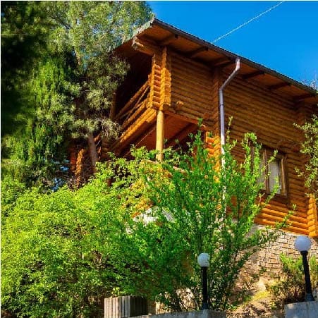 Деревянный коттедж семейного курорта «Береговой» в Алуште – купить путевку в Крыму 2023