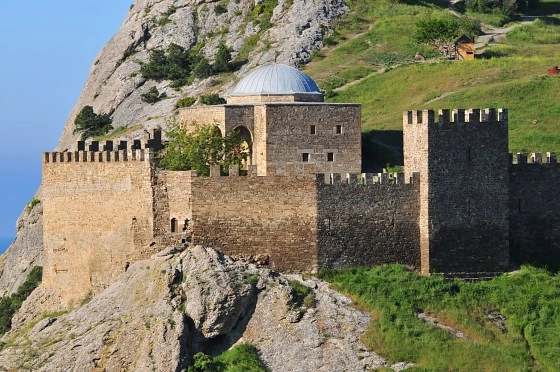 Древняя крепость в горах южного берега Крыма